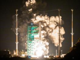 누리호 고흥서 성공적 발사, 민간 우주시대 개막 기사 이미지