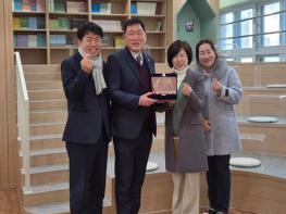 부산시의회, 학생 안전 최우선 의정활동…박희용 의원, 초읍초 공로패 기사 이미지