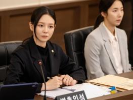 [SBS 신이랑 법률사무소] 이솜, 냉혈 엘리트 변호사 변신, ＂차가워진 이유 있다.＂ 기사 이미지