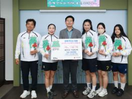용인특례시에 ‘용인미르 여성족구회’가 이웃돕기 성금 기탁 기사 이미지